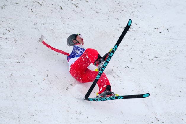 February 20, 2026, Livigno, Italy: Canada s Emile Nadeau crashes during the men s aerials final at the Milano Cortina 2026 Winter Olympic Games, Olympische Spiele, Olympia, OS in Livigno, Italy, Friday, Feb. 20, 2026. Canada News - February 20, 2026  - ZUMAc35_ 20260220_zaf_c35_022 Copyright: xSeanxKilpatrickx