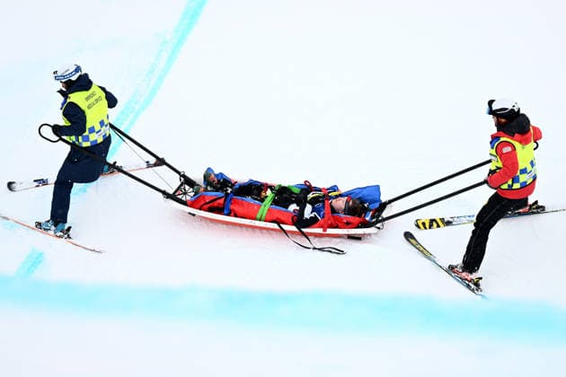 2026 WINTER Olympic Games, Olympische Spiele, Olympia, OS Finley Melville-Ives of New Zealand receives medical assistance after crashing on second run in the Men™s Ski Halfpipe qualifier at Livigno Snow Park, on day 14 of the 2026 Milano Cortina Winter Olympic Games in Italy, Friday, February 20, 2026. ( NO ARCHIVING, EDITORIAL USE ONLY LIVIGNO SONDRIO ITALY  Copyright: xDANxHIMBRECHTSx 20260221160593630791