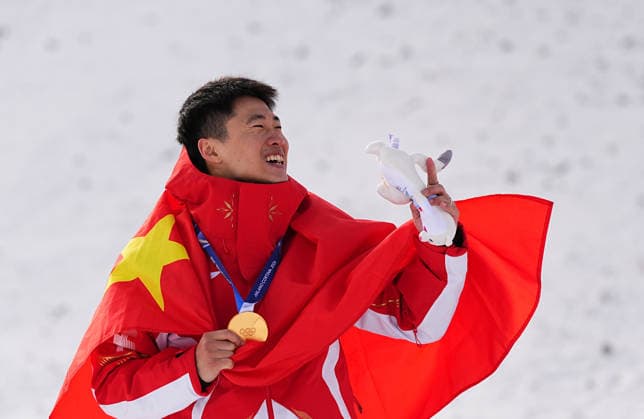 (260220) -- LIVIGNO, Feb. 20, 2026 -- Gold medalist Wang Xindi of China celebrates during the awarding ceremony of the freestyle skiing men s aerials at the Milan-Cortina 2026 Olympic Winter games, Winterspiele,Spiele, Summer games in Livigno, Italy, Feb. 20, 2026. ) (MICO2026)ITALY-LIVIGNO-OLYMPIC WINTER GAMES-FREESTYLE SKIING-MEN S AERIALS-FINAL WuxHuiwo 
