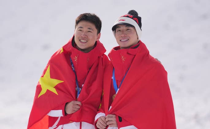 (260220) -- LIVIGNO, Feb. 20, 2026 -- Gold medalist Wang Xindi of China and his teammate Li Tianma pose during the awarding ceremony of the freestyle skiing men s aerials at the Milan-Cortina 2026 Olympic Winter games, Winterspiele,Spiele, Summer games in Livigno, Italy, Feb. 20, 2026. ) (MICO2026)ITALY-LIVIGNO-OLYMPIC WINTER GAMES-FREESTYLE SKIING-MEN S AERIALS-FINAL HuxChao 