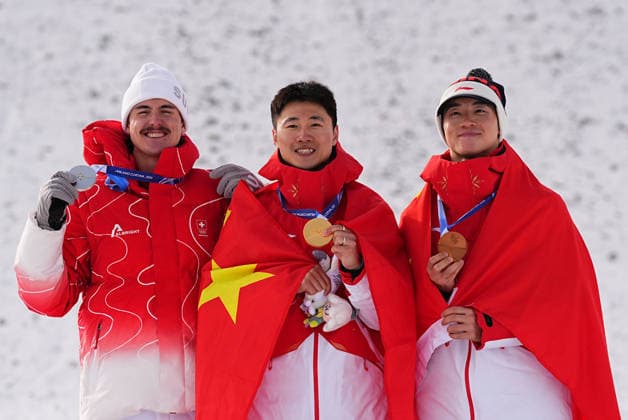 (260220) -- LIVIGNO, Feb. 20, 2026 -- Silver medalist Noe Roth of Switzerland, gold medalist Wang Xindi of China and his teammate bronze medalist Li Tianma (L to R) pose during the awarding ceremony of the freestyle skiing men s aerials at the Milan-Cortina 2026 Olympic Winter games, Winterspiele,Spiele, Summer games in Livigno, Italy, Feb. 20, 2026. ) (MICO2026)ITALY-LIVIGNO-OLYMPIC WINTER GAMES-FREESTYLE SKIING-MEN S AERIALS-FINAL WuxHuiwo 