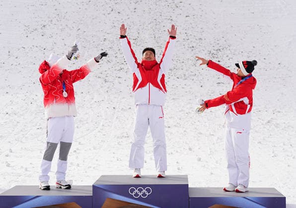 (260220) -- LIVIGNO, Feb. 20, 2026 -- Gold medalist Wang Xindi (C) of China reacts during the awarding ceremony of the freestyle skiing men s aerials at the Milan-Cortina 2026 Olympic Winter games, Winterspiele,Spiele, Summer games in Livigno, Italy, Feb. 20, 2026. ) (MICO2026)ITALY-LIVIGNO-OLYMPIC WINTER GAMES-FREESTYLE SKIING-MEN S AERIALS-FINAL WuxHuiwo 