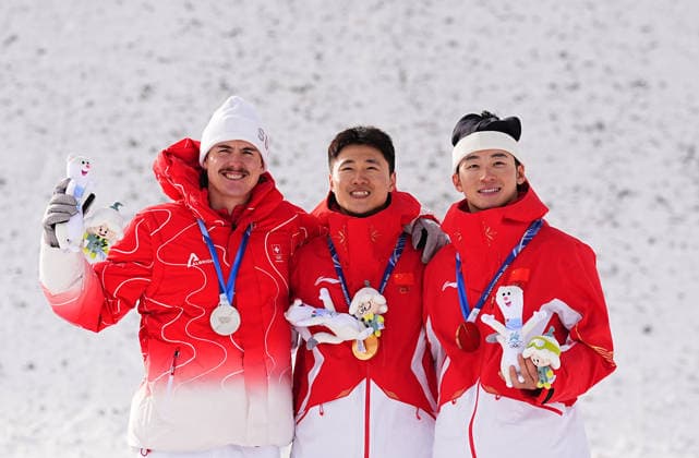 (260220) -- LIVIGNO, Feb. 20, 2026 -- Silver medalist Noe Roth of Switzerland, gold medalist Wang Xindi of China and his teammate bronze medalist Li Tianma (L to R) pose during the awarding ceremony of the freestyle skiing men s aerials at the Milan-Cortina 2026 Olympic Winter games, Winterspiele,Spiele, Summer games in Livigno, Italy, Feb. 20, 2026. ) (MICO2026)ITALY-LIVIGNO-OLYMPIC WINTER GAMES-FREESTYLE SKIING-MEN S AERIALS-FINAL WuxHuiwo 