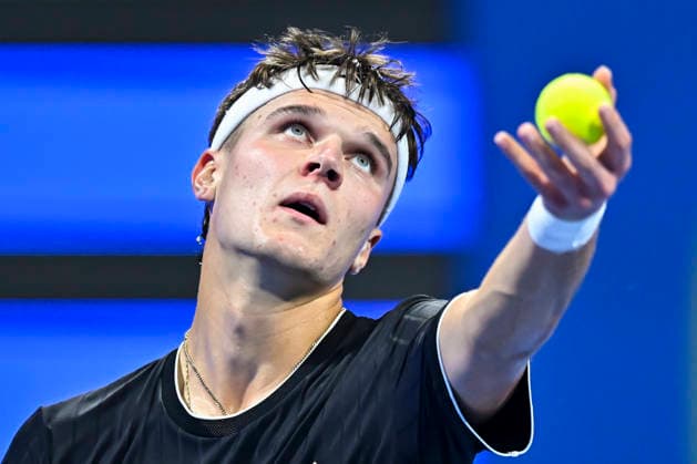 ATP, Tennis Herren QATAR EXXONMOBIL OPEN-QUARTER FINAL Jakub Mensik of Czech Republic is seen in action against Jannik Sinner of Italy in the Quarter final at the ATP men s Qatar ExxonMobil Open 2026 tennis tournament at the Khalifa International Tennis Complex. Jakub Mensik won against Jannik Sinner 7-6,2-6,6-3.?? Doha Qatar Copyright: xNoushadxVariyattiyakkalx xSOPAxImagesx NVRITYAKAL4-028