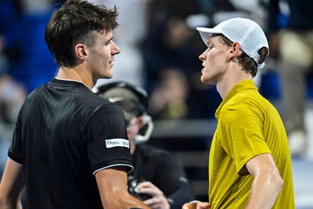 ATP, Tennis Herren QATAR EXXONMOBIL OPEN-QUARTER FINAL Jakub Mensik (L) of Czech Republic shakes hand with Jannik Sinner of Italy after winning the Quarter final at the ATP men s Qatar ExxonMobil Open 2026 tennis tournament at the Khalifa International Tennis Complex. Jakub Mensik won against Jannik Sinner 7-6,2-6,6-3.?? Doha Qatar Copyright: xNoushadxVariyattiyakkalx xSOPAxImagesx NVRITYAKAL4-045