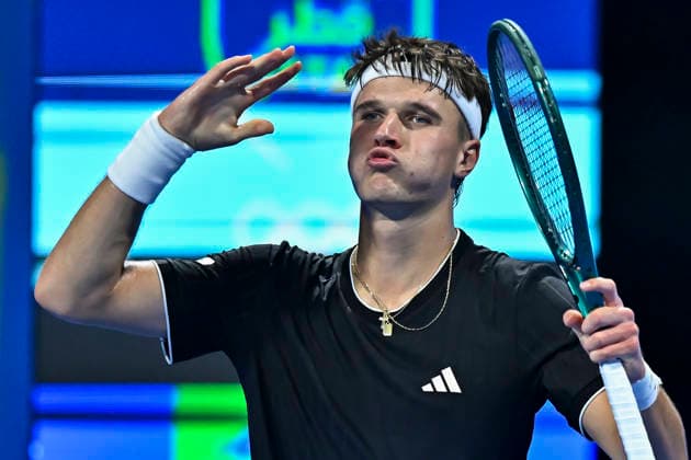 February 20, 2026, Doha, Qatar: Jakub Mensik of Czech Republic is seen in action against Jannik Sinner of Italy in the Quarter final at the ATP, Tennis Herren men s Qatar ExxonMobil Open 2026 tennis tournament at the Khalifa International Tennis Complex. Jakub Mensik won against Jannik Sinner 7-6,2-6,6-3. ATP QATAR EXXONMOBIL OPEN-QUARTER FINAL  - ZUMAs197 20260220_aaa_s197_010 Copyright: xNoushadxVariyattiyakkalx
