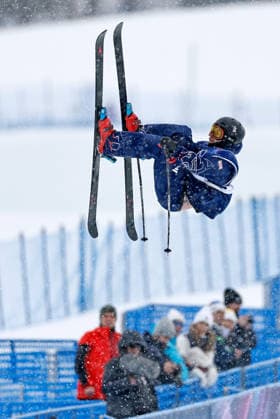 (260220) -- LIVIGNO, Feb. 20, 2026 -- Gus Kenworthy of Britain competes during the freestyle skiing men s freeski halfpipe qualification at the Milan-Cortina 2026 Olympic Winter games, Winterspiele,Spiele, Summer games in Livigno, Italy, Feb. 20, 2026. ) (MICO2026)ITALY-LIVIGNO-OLYMPIC WINTER GAMES-FREESTYLE SKIING-MEN S FREESKI HALFPIPE-QUALIFICATION WangxPeng 