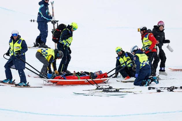(260220) -- LIVIGNO, Feb. 20, 2026 -- Finley Melville Ives of New Zealand is taken off the course on a stretcher after sustaining an injury during the freestyle skiing men s freeski halfpipe qualification at the Milan-Cortina 2026 Olympic Winter games, Winterspiele,Spiele, Summer games in Livigno, Italy, Feb. 20, 2026. ) (MICO2026)ITALY-LIVIGNO-OLYMPIC WINTER GAMES-FREESTYLE SKIING-MEN S FREESKI HALFPIPE-QUALIFICATION WangxPeng 