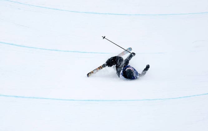 (260220) -- LIVIGNO, Feb. 20, 2026 -- Finley Melville Ives of New Zealand falls onto the snow during the freestyle skiing men s freeski halfpipe qualification at the Milan-Cortina 2026 Olympic Winter games, Winterspiele,Spiele, Summer games in Livigno, Italy, Feb. 20, 2026. ) (MICO2026)ITALY-LIVIGNO-OLYMPIC WINTER GAMES-FREESTYLE SKIING-MEN S FREESKI HALFPIPE-QUALIFICATION WangxPeng 