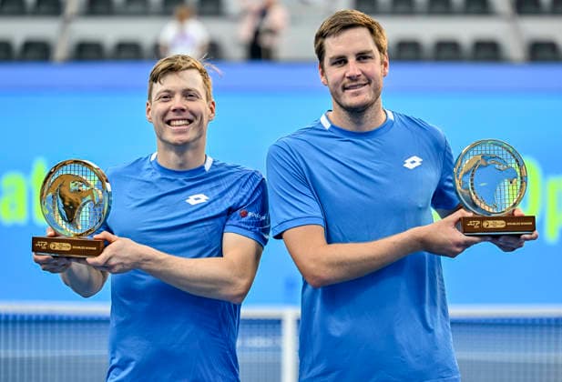 ATP, Tennis Herren Qatar ExxonMobil Open-Doubles Final Harri Heliovaara of Finland and Henry Patten of Great Britain pose with their trophies after winning their menÕs Doubles Final match against Julian Cash and Lloyd Glasspool of Great Britain during the ATP Qatar ExxonMobil Open 2026 tennis tournament at the Khalifa International Tennis Complex in Doha, Qatar, on February 20, 2026. DOHA Qatar Copyright: xNOUSHADx