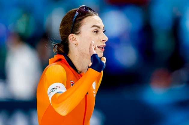 Femke Kok of the Netherlands wave and looks exhausted after Women s 1500m, Milano Cortina 2026 Winter Olympics: Day 14, Speed skating, Eisschnelllauf - Milano Cortina 2026 Winter Olympics: Day 14, Milano Speed Skating Stadium, February 20, 2026, Milan, Italy.