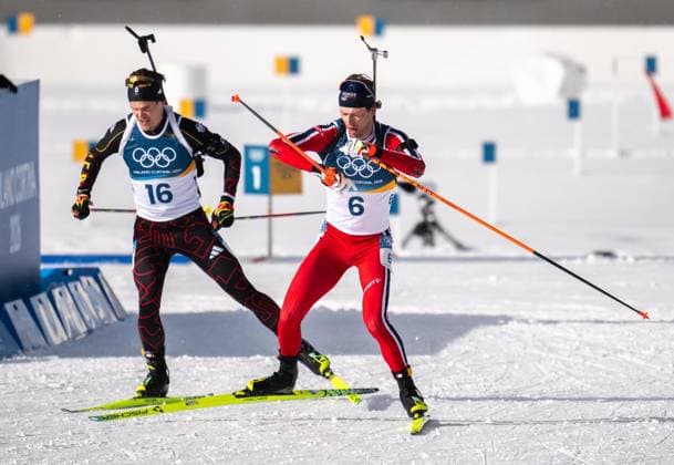 MILANO CORTINA 2026 - OLYMPISCHE WINTERSPIELE - ANTERSELVA - BIATHLON - MASSENSTART 15KM MÄNNER ** NUR FÜR REDAKTIONELLE ZWECKE ** EDITORIAL USE ONLY **<p>20 02 2026-Anterselva: Olympische Winterspiele Milano Cortina 2026 Biathlon Anterselva Biathlon Arena - Antholz Event: 15km Massenstart Männer im Foto: Philipp Horn 16 (GER) muss nach dem letzten Schiessen in die Strafrunde. Sturla Holm Laegreid 6 (NOR), rechts, geht ohne Fehler auf die Strecke, ( Italien Venetien Antholz Copyright: SaschaxFromm *** MILANO CORTINA 2026 OLYMPIC WINTER GAMES ANTERSELVA BIATHLON MASS START 15KM MEN FOR EDITORIAL PURPOSES ONLY p 20 02 2026 Anterselva Olympic Winter Games Milano Cortina 2026 Biathlon Anterselva Biathlon Arena Antholz Event 15km Mass Start Men in photo Philipp Horn 16 GER has to go into the penalty loop after the last shooting Sturla Holm Laegreid 6 NOR , right, enters the track without any mistakes, Italy Veneto Anterselva Copyright SaschaxFromm Copyright: SaschaxFromm doc84nr0g9yfad1fp3ih8jx ,EDITORIAL USE ONLY
