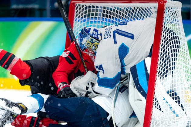 OLYMPICS - Winter Olympic Games, Olympische Spiele, Olympia, OS Milano Cortina 2026 MILAN,ITALY,20.FEB.26 - OLYMPICS, Ice hockey, Eishockey - Winter Olympic Games Milano Cortina 2026, semifinal, Canada vs Finland, men. Image shows Sam Bennett (CAN), Niko Mikkola and Juuse Saros (FIN).  GEPAxpictures xMatthiasxTrinkl