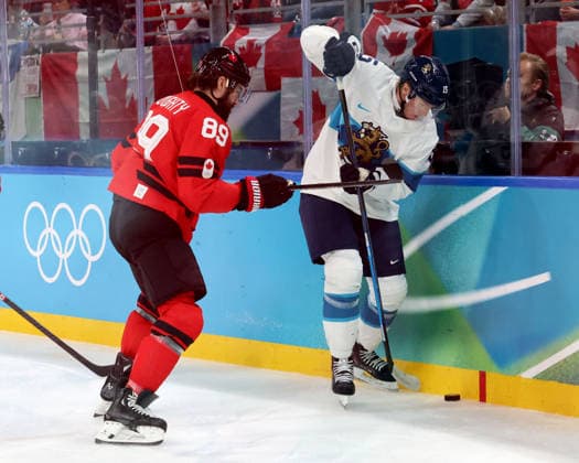 February 20, 2026, Milan, Lombardy, Italy: Anton Lundell (15) of Team Finland and Drew Doughty (89) of Team Canada in a men s Ice hockey, Eishockey semifinal during the Milano Cortina 2026 Olympic Winter games, Winterspiele,Spiele, Summer games at Milano Santagiulia Ice Hockey Arena Milan Italy - ZUMAm117 20260220_oly_m117_004 Copyright: xDavidxMcIntyrex