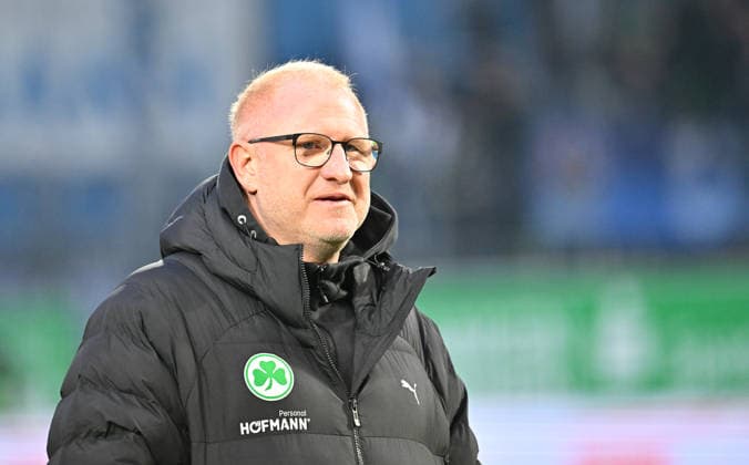 20 02 2026 Soccer Season 2025 2026 2 Soccer Bundesliga 23 Matchday SpVgg Greuther Fürth Kleeblatt SGF DSC Arminia Bielefeld Sportfoto Zink MeZi xmexzix DFL regulations prohibit any use of photographs as image sequences and or quasi video only for editorial use Heiko Vogel Trainer SpVgg Greuther Fürth grins happy