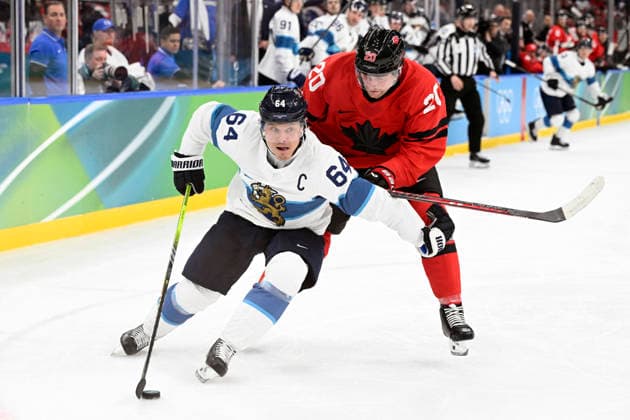 MILANO, ITALIEN 20260220 Finlands Mikael Granlund mot Kanadas Thomas Harley under herrarnas semifinal i ishockey mellan Kanada och Finland i Santagiulia Arena under OS i Milano. *** Bilden ingar i SPORTPAKET. För övriga BETALBILD *** MILANO ITALIEN x10070x *** MILANO, ITALY 20260220 Finlands Mikael Granlund against Canadas Thomas Harley during the mens ice hockey semi-final between Canada and Finland at the Santagiulia Arena during the Milan Olympics Picture in SPORT PACKAGE For others PAY PICTURE MILANO ITALY x10070x  Copyright: xJessicaxGow TTx OS 2026 ISHOCKEY KANADA-FINLAND SEMIFINAL