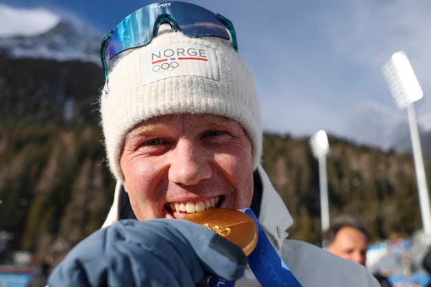 (260220) -- ANTERSELVA, Feb. 20, 2026 -- Johannes Dale-Skjevdal of Norway celebrates after the awarding ceremony of the biathlon men s 15km mass start event at the 2026 Milan-Cortina Winter Olympics in Anterselva, Italy, Feb. 20, 2026. ) (MICO2026)ITALY-ANTERSELVA-OLYMPIC Winter games, Winterspiele,Spiele, Summer games BIATHLON-MEN S 15KM MASS START ZhangxTao 