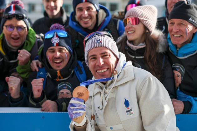 (260220) -- ANTERSELVA, Feb. 20, 2026 -- Bronze medalist Quentin Fillon Maillet of France shows his medal after the awarding ceremony of the biathlon men s 15km mass start event at the 2026 Milan-Cortina Winter Olympics in Anterselva, Italy, Feb. 20, 2026. ) (MICO2026)ITALY-ANTERSELVA-OLYMPIC Winter games, Winterspiele,Spiele, Summer games BIATHLON-MEN S 15KM MASS START ZhangxTao 