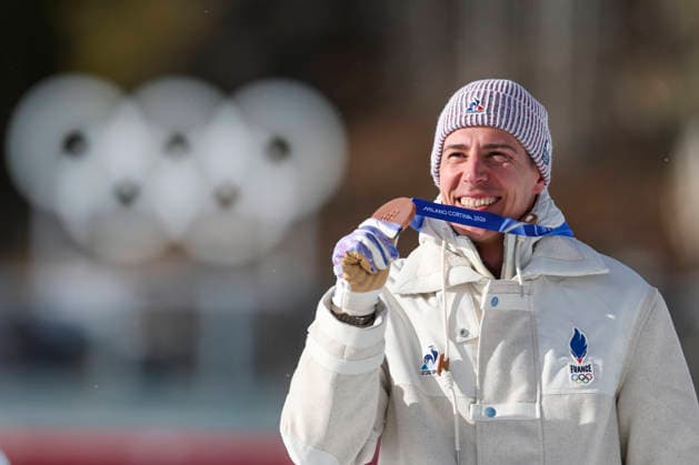 (260220) -- ANTERSELVA, Feb. 20, 2026 -- Bronze medalist Quentin Fillon Maillet of France shows his medal during the awarding ceremony of the biathlon men s 15km mass start event at the 2026 Milan-Cortina Winter Olympics in Anterselva, Italy, Feb. 20, 2026. ) (MICO2026)ITALY-ANTERSELVA-OLYMPIC Winter games, Winterspiele,Spiele, Summer games BIATHLON-MEN S 15KM MASS START ZhangxTao 