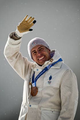 (260220) -- ANTERSELVA, Feb. 20, 2026 -- Bronze medalist Quentin Fillon Maillet of France waves during the awarding ceremony of the biathlon men s 15km mass start event at the 2026 Milan-Cortina Winter Olympics in Anterselva, Italy, Feb. 20, 2026. ) (MICO2026)ITALY-ANTERSELVA-OLYMPIC Winter games, Winterspiele,Spiele, Summer games BIATHLON-MEN S 15KM MASS START JiangxHan 
