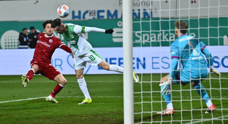 20 02 2026 Soccer season 2025 2026 2 Soccer Bundesliga 23 Matchday SpVgg Greuther Fürth Kleeblatt SGF DSC Arminia Bielefeld Sportfoto Zink xwoxzix DFL regulations prohibit any use of photographs as image sequences and or quasi video only for editorial use Branimir Hrgota 10, SpVgg Greuther Fürth scores goal Goal shot for 1 0 against Christopher Lannert 24, Arminia Bielefeld Jonas Kersken 1, Arminia Bielefeld