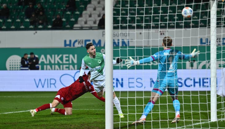 20 02 2026 Soccer season 2025 2026 2 Soccer Bundesliga 23 Matchday SpVgg Greuther Fürth Kleeblatt SGF DSC Arminia Bielefeld Sportfoto Zink xwoxzix DFL regulations prohibit any use of photographs as image sequences and or quasi video only for editorial use Branimir Hrgota 10, SpVgg Greuther Fürth scores goal Goal shot for 1 0 against Christopher Lannert 24, Arminia Bielefeld Jonas Kersken 1, Arminia Bielefeld