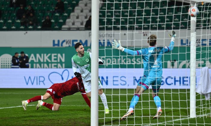 20 02 2026 Soccer season 2025 2026 2 Soccer Bundesliga 23 Matchday SpVgg Greuther Fürth Kleeblatt SGF DSC Arminia Bielefeld Sportfoto Zink xwoxzix DFL regulations prohibit any use of photographs as image sequences and or quasi video only for editorial use Branimir Hrgota 10, SpVgg Greuther Fürth scores goal Goal shot for 1 0 against Christopher Lannert 24, Arminia Bielefeld Jonas Kersken 1, Arminia Bielefeld