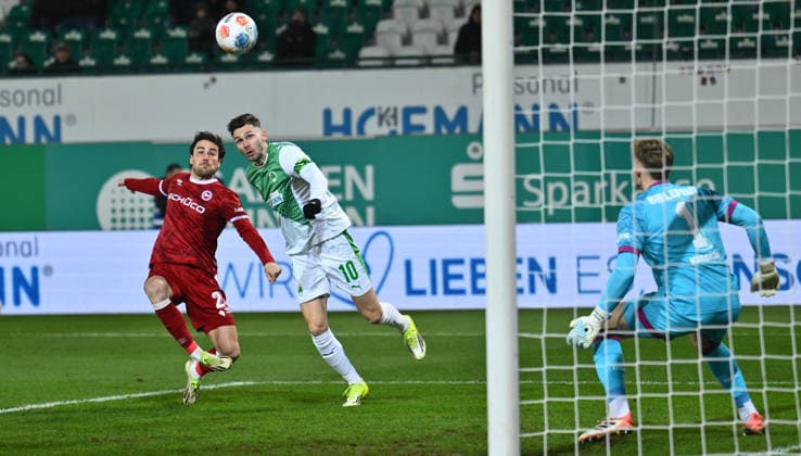 20 02 2026 Soccer season 2025 2026 2 Soccer Bundesliga 23 Matchday SpVgg Greuther Fürth Kleeblatt SGF DSC Arminia Bielefeld Sportfoto Zink xwoxzix DFL regulations prohibit any use of photographs as image sequences and or quasi video only for editorial use Branimir Hrgota 10, SpVgg Greuther Fürth scores goal Goal shot for 1 0 against Christopher Lannert 24, Arminia Bielefeld Jonas Kersken 1, Arminia Bielefeld