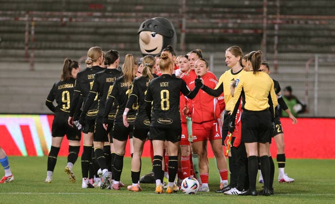 Welcoming the teams before the start of the match Sport Football Soccer Bundesliga Women Women Season 2025 2026 20 02 2026 1 FC Union Berlin vs 1 FC Köln DFL regulations prohibit any use of photographs as image sequences and or quasi video
