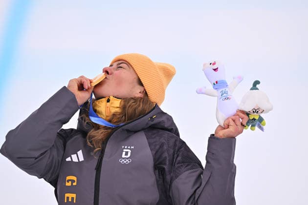(260220) -- LIVIGNO, Feb. 20, 2026 -- Gold medalist Daniela Maier of Germany kisses her medal during the awarding ceremony of the freestyle skiing women s ski cross event at the Milan-Cortina 2026 Olympic Winter games, Winterspiele,Spiele, Summer games in Livigno, Italy, Feb. 20, 2026. ) (MICO2026)ITALY-LIVIGNO-OLYMPIC WINTER GAMES-FREESTYLE SKIING-WOMEN S SKI CROSS ZhangxHongxiang 