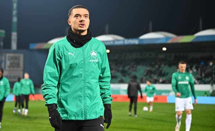 20 02 2026 Soccer Season 2025 2026 2 Soccer Bundesliga 23 Matchday SpVgg Greuther Fürth Kleeblatt SGF DSC Arminia Bielefeld Sportfoto Zink xwoxzix DFL regulations prohibit any use of photographs as image sequences and or quasi video only for editorial use Maximilian Solomon Dietz 33, SpVgg Greuther Fürth before the start of the match