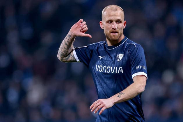 20 02 2026, Football, VfL Bochum 1 FC Nürnberg, 2 Fußball Bundesliga, 23 Matchday, Vonovia Ruhrstadion, Season 2025 2026 Philipp Hofmann VfL Bochum 33 dissatisfied disappointed disappointment gesticulating on the pitch DFB regulations prohibit any use of photographs as image sequences and or quasi video Nordrhein Westfalen Germany