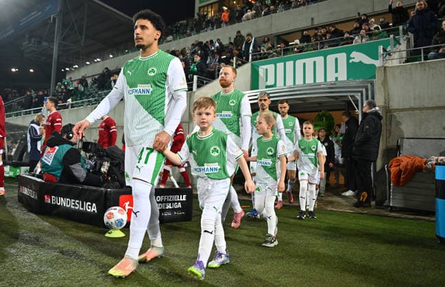 20 02 2026 Soccer Season 2025 2026 2 Soccer Bundesliga 23 Matchday SpVgg Greuther Fürth Kleeblatt SGF DSC Arminia Bielefeld Sportfoto Zink xwoxzix DFL regulations prohibit any use of photographs as image sequences and or quasi video only for editorial use Sayfallah Ltaief 47, SpVgg Greuther Fürth läuft ein