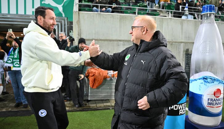 20 02 2026 Soccer Season 2025 2026 2 Soccer Bundesliga 23 Matchday SpVgg Greuther Fürth Kleeblatt SGF DSC Arminia Bielefeld Sportfoto Zink xwoxzix DFL regulations prohibit any use of photographs as image sequences and or quasi video only for editorial use Michael Mitch Kniat Trainer Arminia Bielefeld Heiko Vogel Trainer SpVgg Greuther Fürth Handshake Handshake before the start of the match