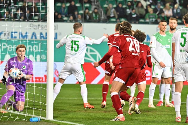 20 02 2026 Soccer season 2025 2026 2 Soccer Bundesliga 23 Matchday SpVgg Greuther Fürth Kleeblatt SGF DSC Arminia Bielefeld Sportfoto Zink MeZi xmexzix DFL regulations prohibit any use of photographs as image sequences and or quasi video only for editorial use Robin Knoche 31, Arminia Bielefeld scores goal Goal shot for 1 1 against Silas Prüfrock 43, SpVgg Greuther Fürth