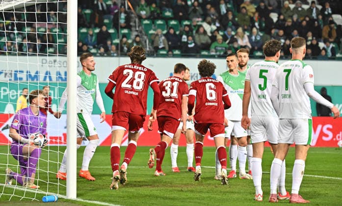 20 02 2026 Soccer Season 2025 2026 2 Soccer Bundesliga 23 Matchday SpVgg Greuther Fürth Kleeblatt SGF DSC Arminia Bielefeld Sportfoto Zink MeZi xmexzix DFL regulations prohibit any use of photographs as image sequences and or quasi video only for editorial use Torjubel Jubel nach Treffer Tor Torschuß zum 1 1 durch Robin Knoche 31, Arminia Bielefeld Silas Prüfrock 43, SpVgg Greuther Fürth enttäuscht Enttäuschung