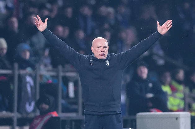 20 02 2026, Football, VfL Bochum 1 FC Nürnberg, 2 Fußball Bundesliga, 23 Matchday, Vonovia Ruhrstadion, Season 2025 2026 Head coach Uwe Rösler VfL Bochum hc gesticulating on the sidelines DFB regulations prohibit any use of photographs as image sequences and or quasi video North Rhine-Westphalia Germany