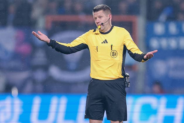 20 02 2026, Football, VfL Bochum 1 FC Nürnberg, 2 Fußball Bundesliga, 23 Matchday, Vonovia Ruhrstadion, Season 2025 2026 Referee Patrick Ittrich gesticulating on the pitch DFB regulations prohibit any use of photographs as image sequences and or quasi video North Rhine-Westphalia Germany