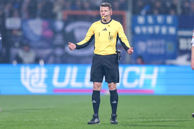 20 02 2026, Football, VfL Bochum 1 FC Nürnberg, 2 Fußball Bundesliga, 23 Matchday, Vonovia Ruhrstadion, Season 2025 2026 Referee Patrick Ittrich gesticulating on the pitch DFB regulations prohibit any use of photographs as image sequences and or quasi video North Rhine-Westphalia Germany