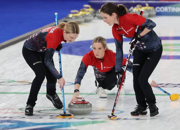 (260220) -- CORTINA D AMPEZZO, Feb. 20, 2026 -- Taylor Anderson-Heide (C) of the United States competes during the curling women s semifinal match between the United States and Switzerland at the 2026 Milan-Cortina Winter Olympics in Cortina, Italy, Feb. 20, 2026. ) (MICO2026)ITALY-CORTINA D AMPEZZO-OLYMPIC Winter games, Winterspiele,Spiele, Summer games CURLING-WOMEN-SEMIFINAL-USA VS SUI ZhangxChenlin 