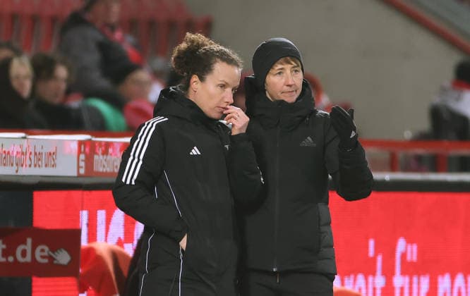 Co-coach Sabrina Eckhoff talks to coach Ailien Poese Sport Football Soccer Bundesliga Women Season 2025 2026 20 02 2026 1 FC Union Berlin vs 1 FC Köln DFL regulations prohibit any use of photographs as image sequences and or quasi video