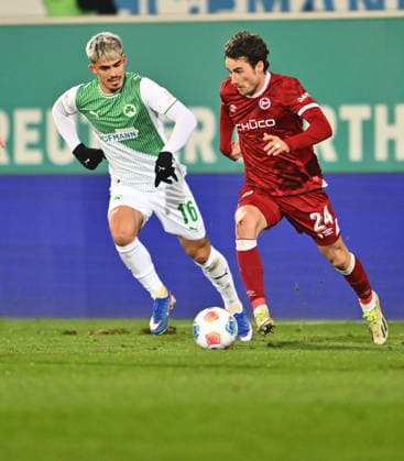 20 02 2026 Soccer Season 2025 2026 2 Soccer Bundesliga 23 Matchday SpVgg Greuther Fürth Kleeblatt SGF DSC Arminia Bielefeld Sportfoto Zink xwoxzix DFL regulations prohibit any use of photographs as image sequences and or quasi video only for editorial use Aaron Keller 16, SpVgg Greuther Fürth Christopher Lannert 24, Arminia Bielefeld
