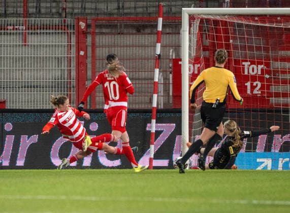 Soccer, Women, Season 2025 2026, Google Pixel Women Bundesliga 19 Matchday , 1 FC Union Berlin 1 FC Köln, v l Dina Orschmann 1 FC Union scores the goal for 1 0 against Carlotta Imping Köln , 20 02 2026, Copyright: xMatthiasxKochx