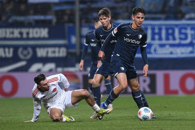 Soccer 2 Bundesliga 23 Matchday VfL Bochum 1 FC Nuremberg on 20 02 2026 at Vonovia Ruhrstadion in Bochum Berkay Yilmaz Nuremberg , left Cajetan Lenz Bochum , right DFL regulations prohibit any use of photographs as image sequences and or quasi video xRx