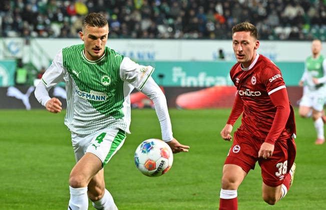 20 02 2026 Soccer Season 2025 2026 2 Soccer Bundesliga 23 Matchday SpVgg Greuther Fürth Kleeblatt SGF DSC Arminia Bielefeld Sportfoto Zink MeZi xmexzix DFL regulations prohibit any use of photographs as image sequences and or quasi video only for editorial use Philipp Ziereis 4, SpVgg Greuther Fürth Marius Wörl Woerl 38, Arminia Bielefeld, rechts
