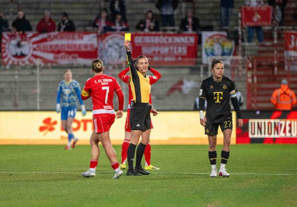 Soccer, Women, Season 2025 2026, Google Pixel Women Bundesliga 19 Matchday , 1 FC Union Berlin 1 FC Köln, Referee Fabienne Michel shows Lisa Heiseler 1 FC Union the yellow card, 20 02 2026, Copyright: xMatthiasxKochx