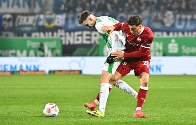 20 02 2026 Soccer Season 2025 2026 2 Soccer Bundesliga 23 Matchday SpVgg Greuther Fürth Kleeblatt SGF DSC Arminia Bielefeld Sportfoto Zink MeZi xmexzix DFL regulations prohibit any use of photographs as image sequences and or quasi video only for editorial use Branimir Hrgota 10, SpVgg Greuther Fürth Stefano Russo 21, Arminia Bielefeld, rechts