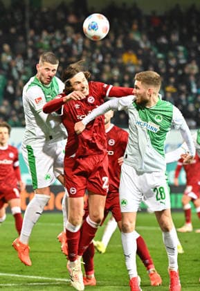 20 02 2026 Soccer Season 2025 2026 2 Soccer Bundesliga 23 Matchday SpVgg Greuther Fürth Kleeblatt SGF DSC Arminia Bielefeld Sportfoto Zink MeZi xmexzix DFL regulations prohibit any use of photographs as image sequences and or quasi video only for editorial use Roberts Uldrikis 28, Arminia Bielefeld in header duel with Jan Elvedi 15, SpVgg Greuther Fürth, left Doni Edon Arifi 28, SpVgg Greuther Fürth, right