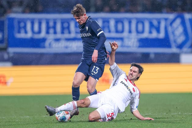 20 02 2026, Football, VfL Bochum 1 FC Nuremberg, 2 Fußball Bundesliga, 23 Matchday, Vonovia Ruhrstadion, Season 2025 2026 Oliver Olsen VfL Bochum 13 in duel against Tom Baack 1FC Nuernberg 05 DFB regulations prohibit any use of photographs as image sequences and or quasi video Nordrhein Westfalen Germany