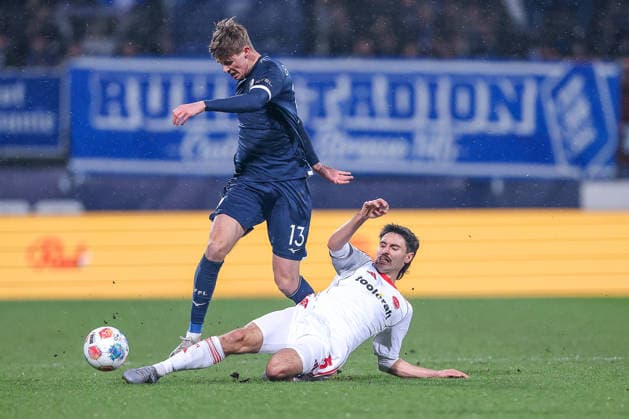 20 02 2026, Football, VfL Bochum 1 FC Nuremberg, 2 Fußball Bundesliga, 23 Matchday, Vonovia Ruhrstadion, Season 2025 2026 Oliver Olsen VfL Bochum 13 in duel against Tom Baack 1FC Nuernberg 05 DFB regulations prohibit any use of photographs as image sequences and or quasi video Nordrhein Westfalen Germany